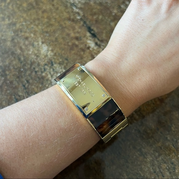 Michael Kors Tortoise Shell Hinged Bangle - Picture 3 of 9